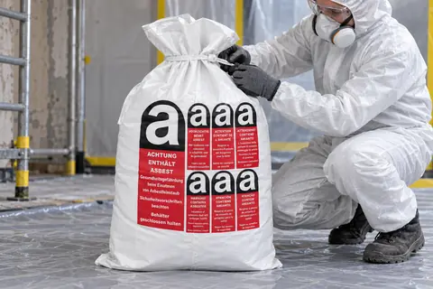 Platte PP-zak PPFBA80PE, 80 × 130 cm, in gebruik (met AI bewerkte afbeelding)