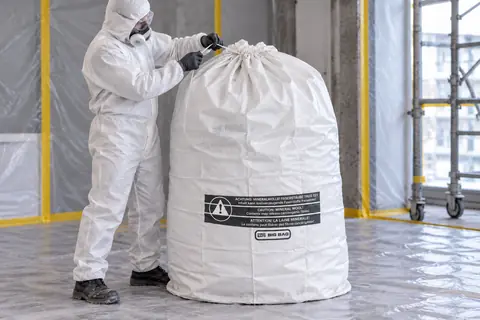 Platte PP-zak PPFBM140U, 140 × 220 cm, in gebruik (met AI bewerkte afbeelding)